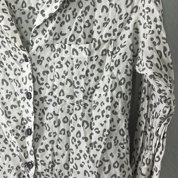 Abercrombie & Fitch White Snow Leopard Cropped Shirt - Picture 5 of 9